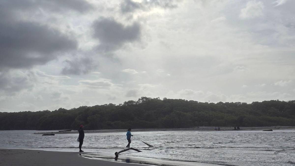 Pesca entre olas en la Miami de Tela: el asombroso ritual entre el mar y la laguna