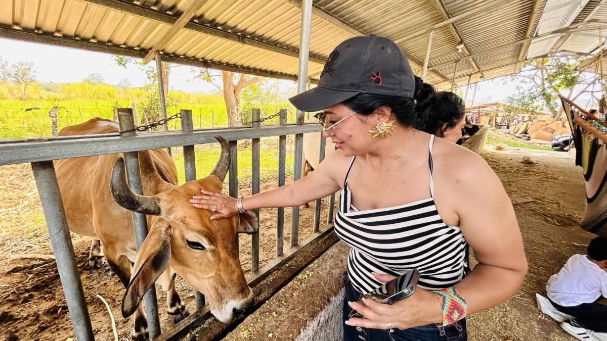 Jenny Zavala disfruta de una experiencia turística en el entorno rural con actividades agrícolas y ganaderas.