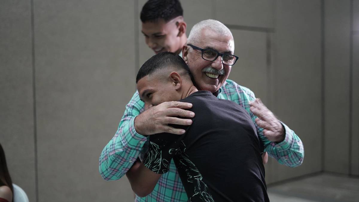 Manuel Keosseián recibe una despedida especial de Marathón