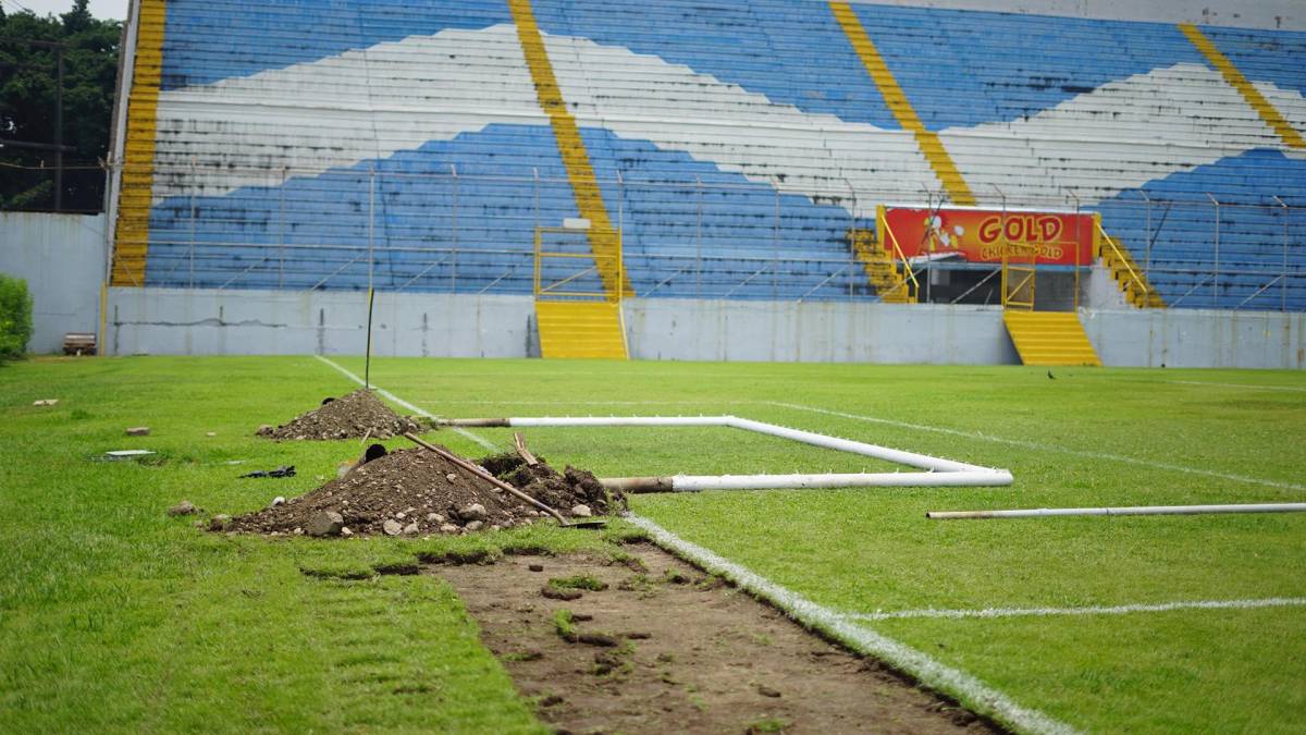 Desde muy temprano y con el Sol en su esplendor en San Pedro Sula el personal encargado, ingenieros y autoridades dieron el puntapié de arranque a la obra del estadio Morazán.