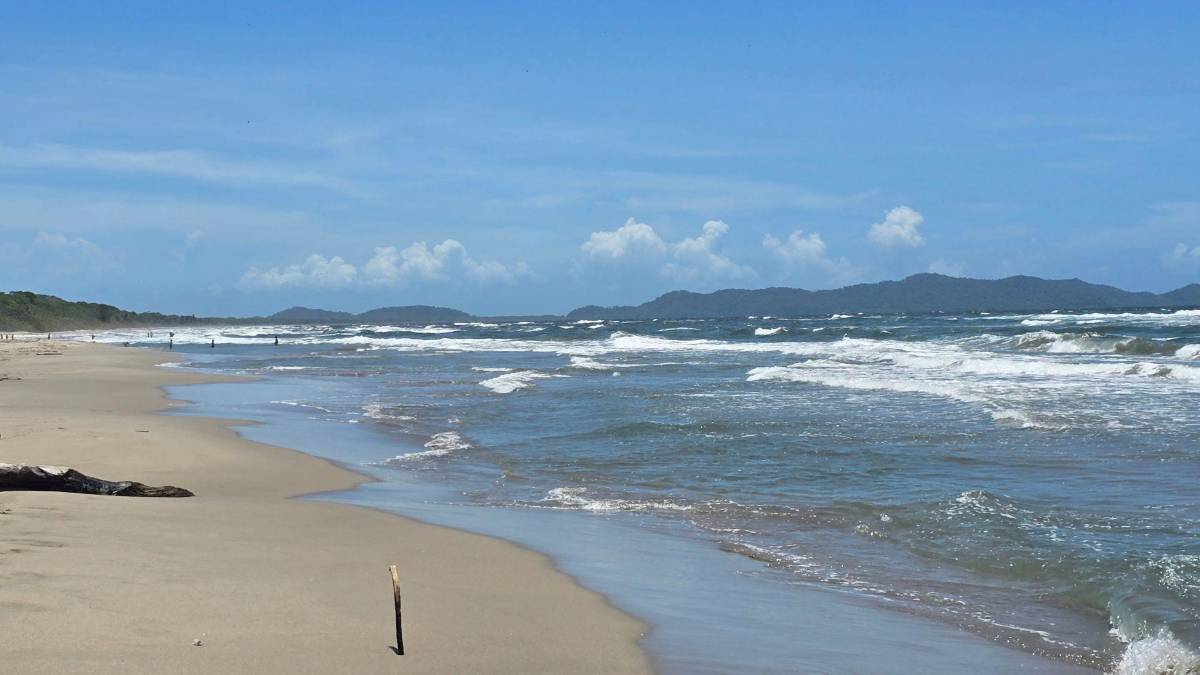 Pesca entre olas en la Miami de Tela: el asombroso ritual entre el mar y la laguna