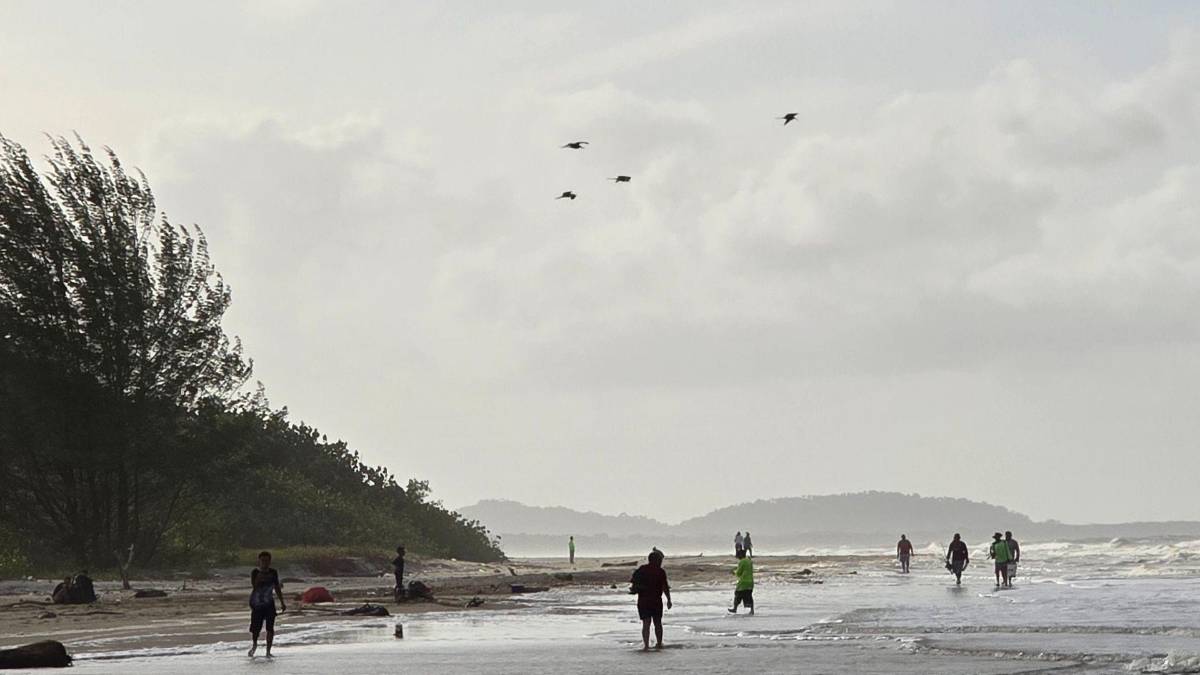 Pesca entre olas en la Miami de Tela: el asombroso ritual entre el mar y la laguna