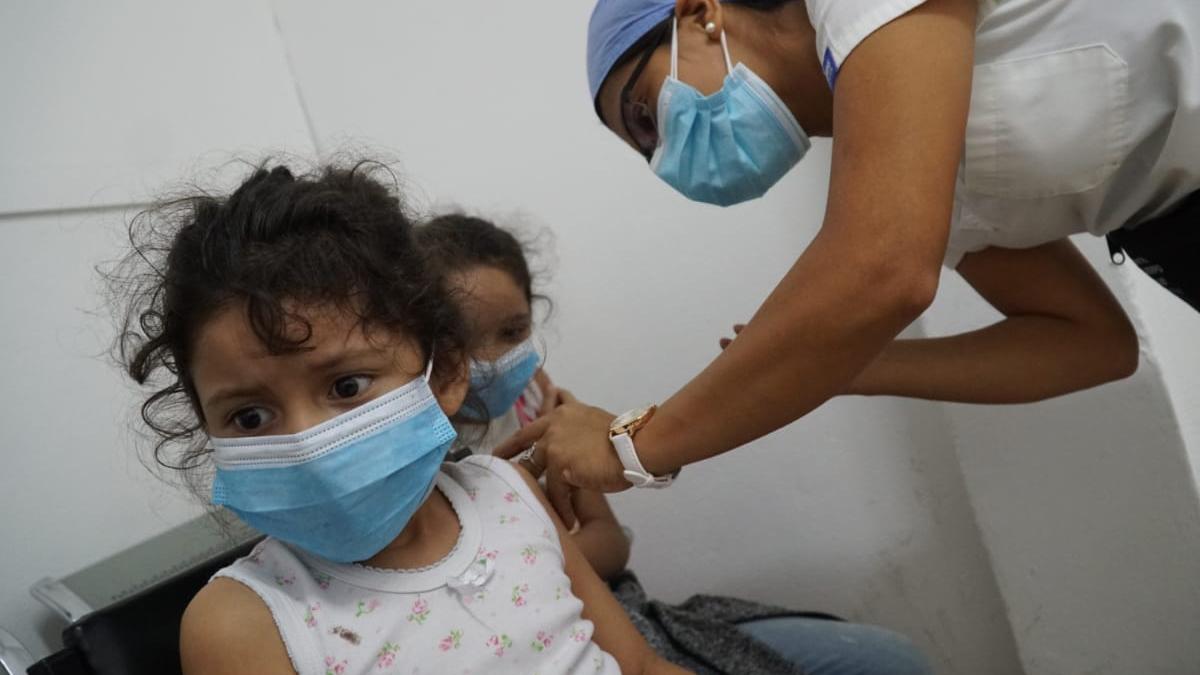 Una menor recibe la vacuna contra el coronavirus.