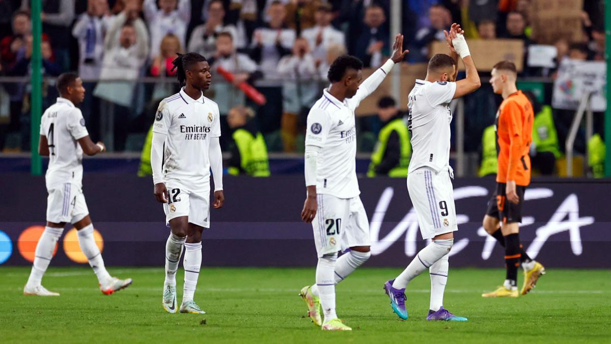 Los jugadores del Real Madrid agradeciendo a los aficionados que viajaron a Varsovia para apoyarlos.