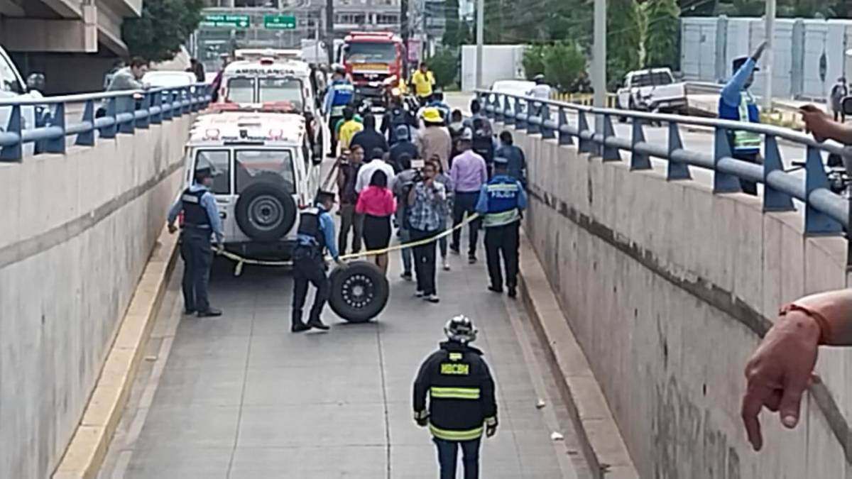 Agentes de Vialidad y Transporte en el lugar del accidente.