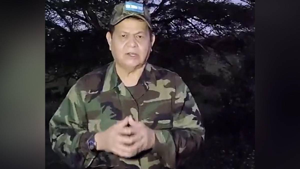 El general Romeo Vásquez Velásquez sale de su escondite