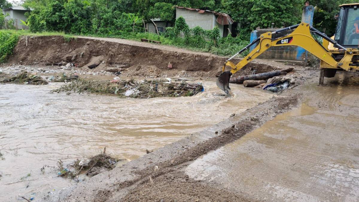 Maquinaria de la municipalidad de Villanueva habilita el paso en el Calán, tras las intensas lluvias de anoche.
