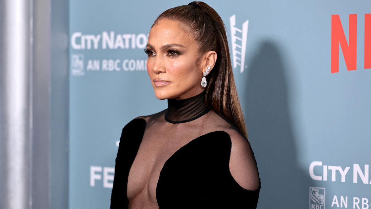 Por suerte, Jennifer Lopez cuenta que fue llevada al médico por su guardia de seguridad. Recuerda que se sintió aterrorizada de estar perdiendo la cabeza. 