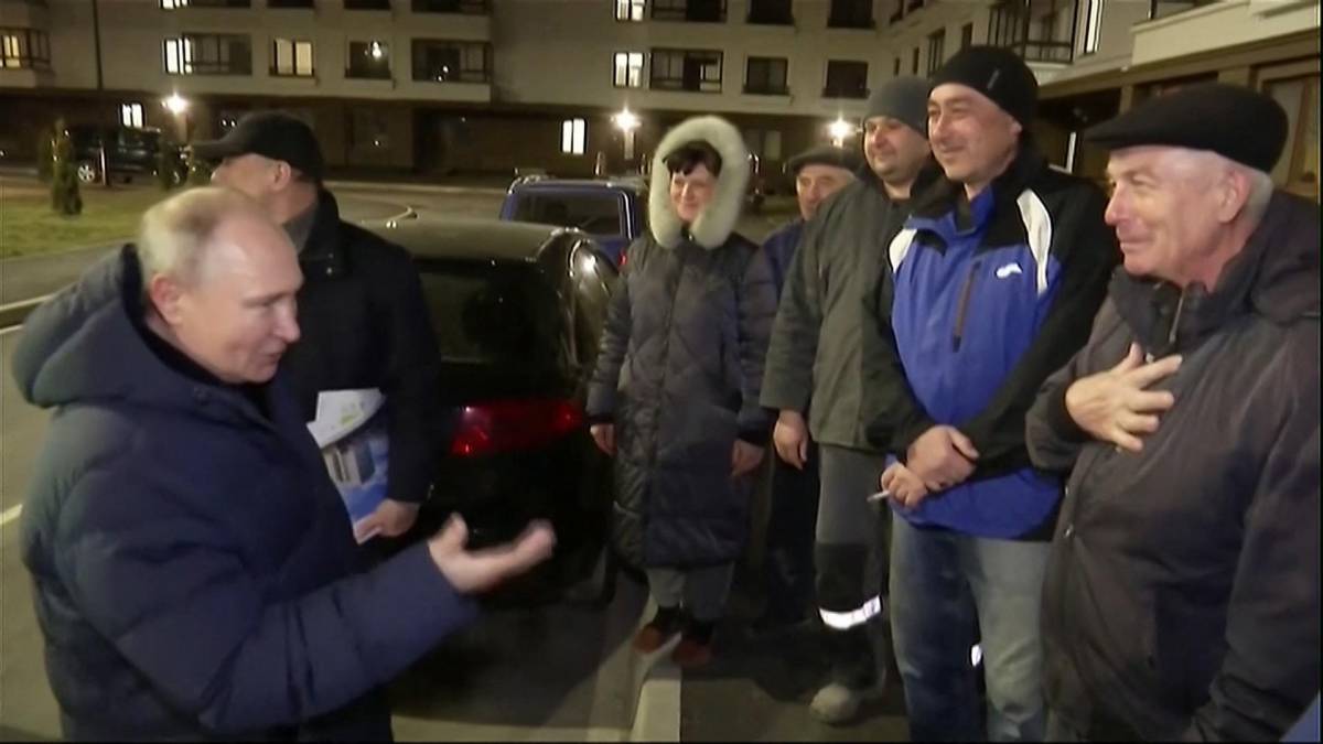 Putin visita por sorpresa la devastada ciudad de Mariupol en su primer viaje a Ucrania