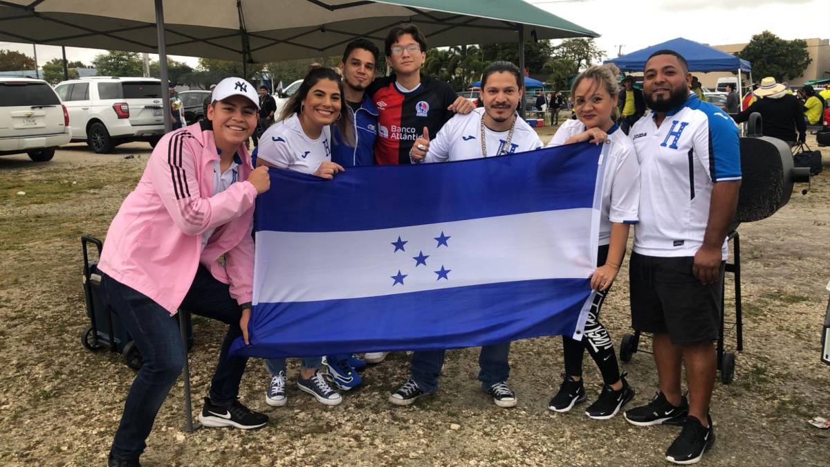 Los hondureños se han hecho sentir y han compartido en las afueras del estadio .