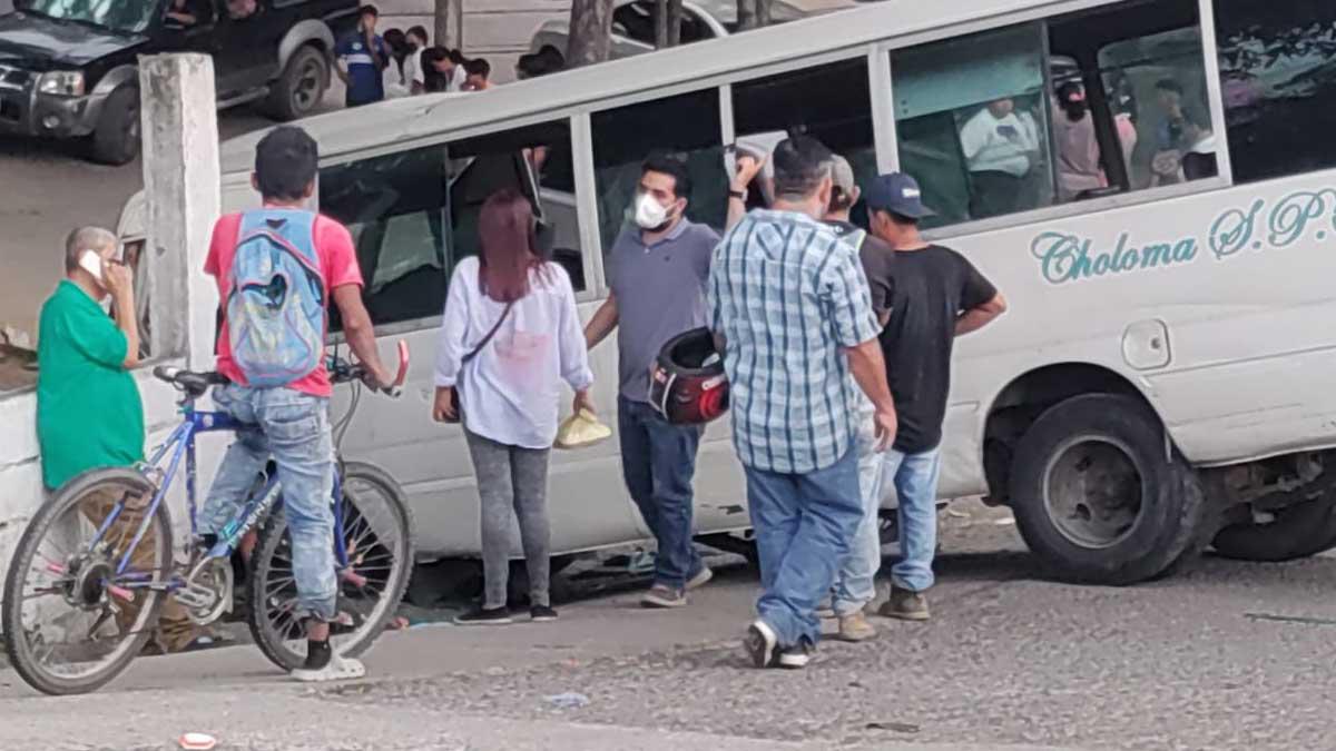 ¡Peleando ruta! Bus rapidito se estrella contra un muro: 10 pasajeros heridos