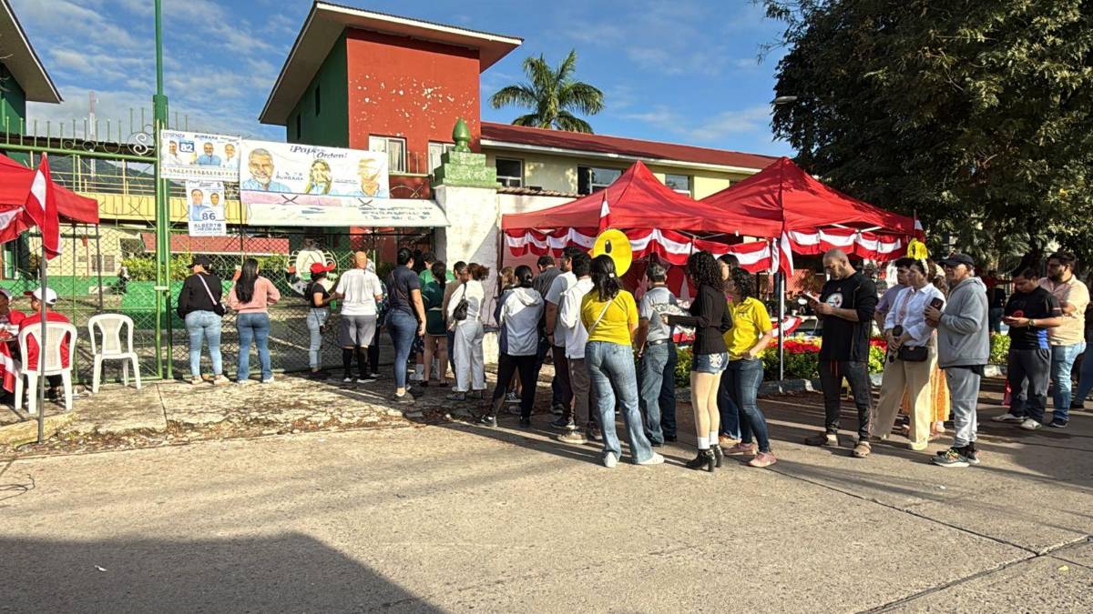 Sampedranos hacen filas desde temprano en los centros de votación de San Pedro Sula