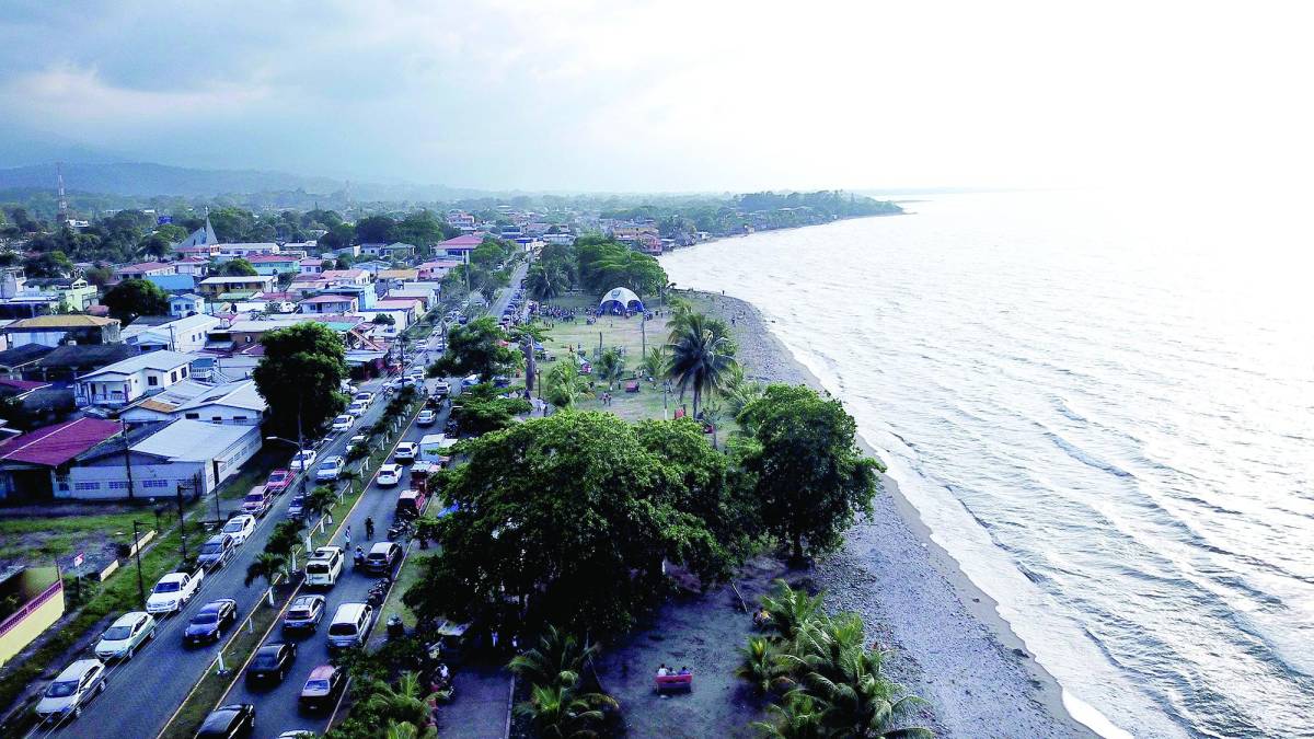 Los accesos a sitios turísticos de La Ceiba están limpios, igual que las playas, gracias al trabajo de la alcaldía.