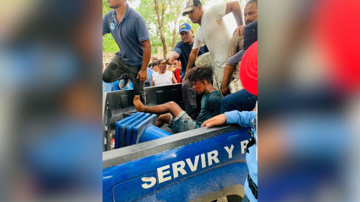 El sospechoso fue trasladado a bordo de una patrulla.