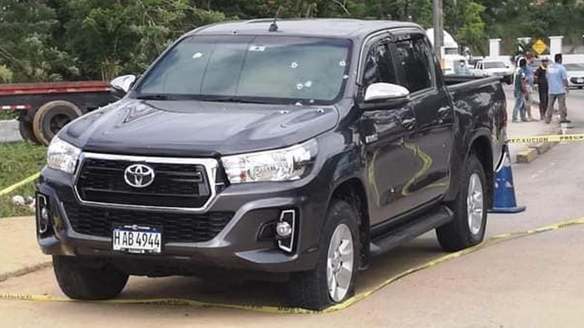 Sicarios atacan a balazos a un prestamista cuando iba en un pick up en Puerto Cortés
