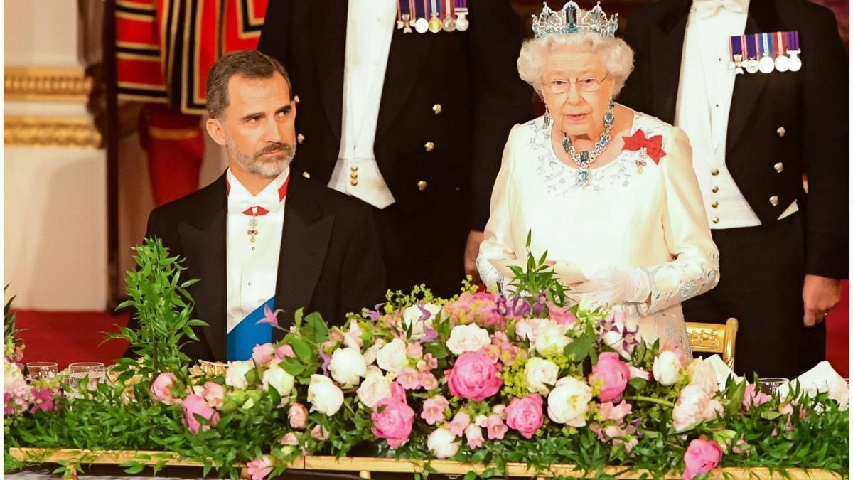 El rey Felipe VI de España destacó el compromiso y el sentido del deber de la reina Isabel II en un telegrama dirigido a su hijo y sucesor, Carlos III, en el que expresa sus más sentidas condolencias, en su nombre y también en el del pueblo de España.