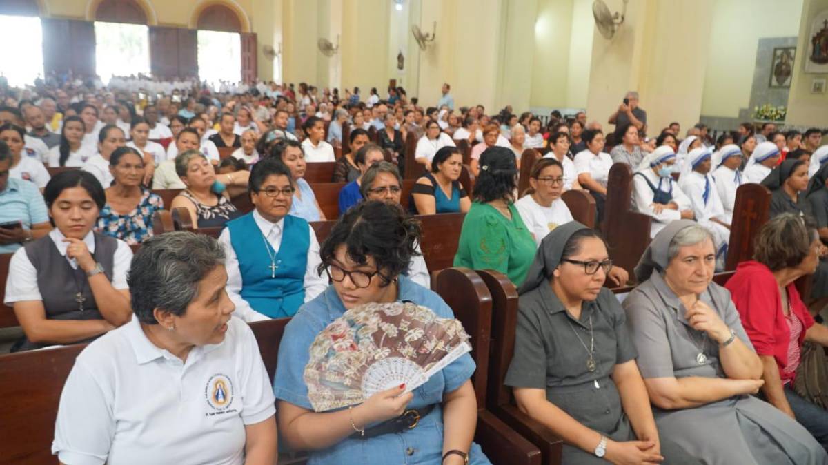 Feligresía católica durante la misa Crismal en la catedral San Pedro Apóstol de San Pedro Sula.