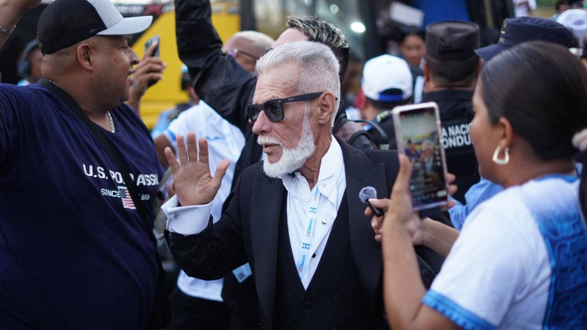 Con saco escarchado llega El Loco de la Selva al estadio Morazán