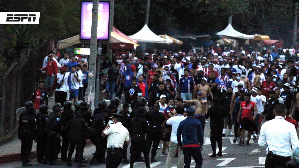 La Policía Nacional Civil de Guatemala lanzó gas lacrimógeno a los aficionados del Olimpia.