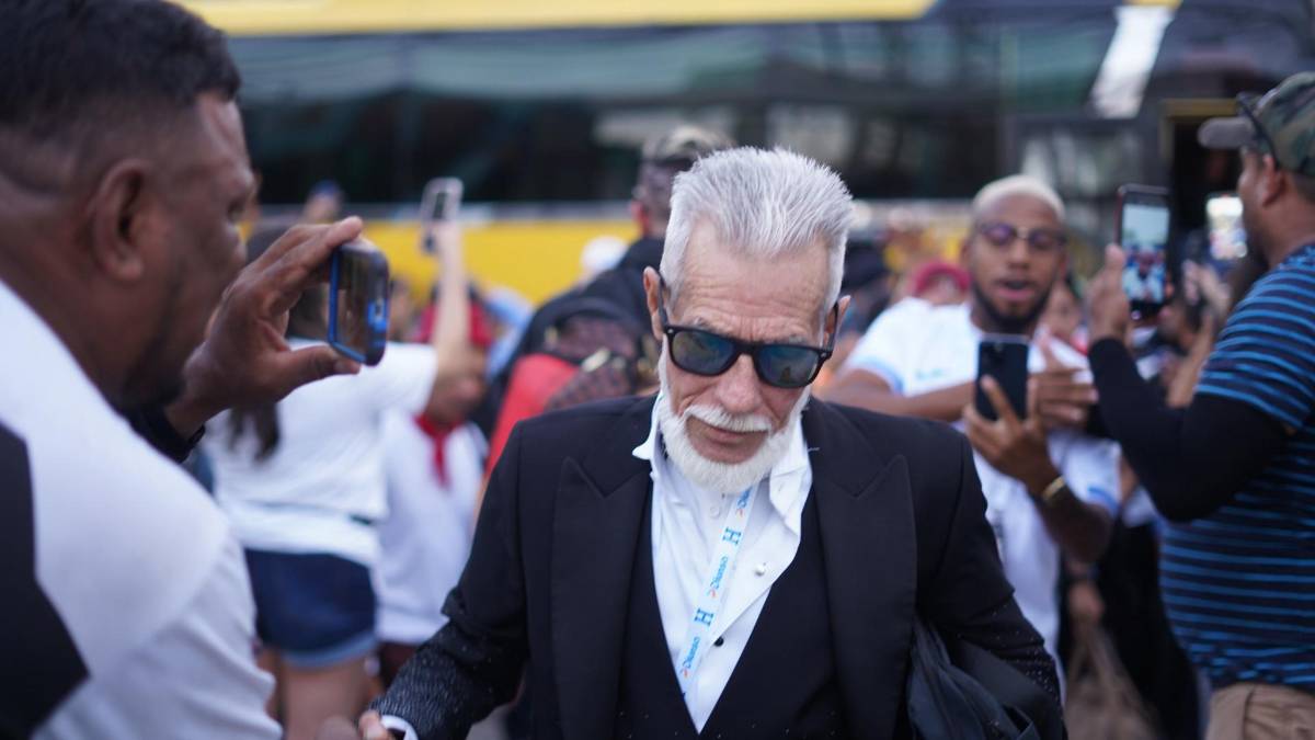 Con saco escarchado llega El Loco de la Selva al estadio Morazán