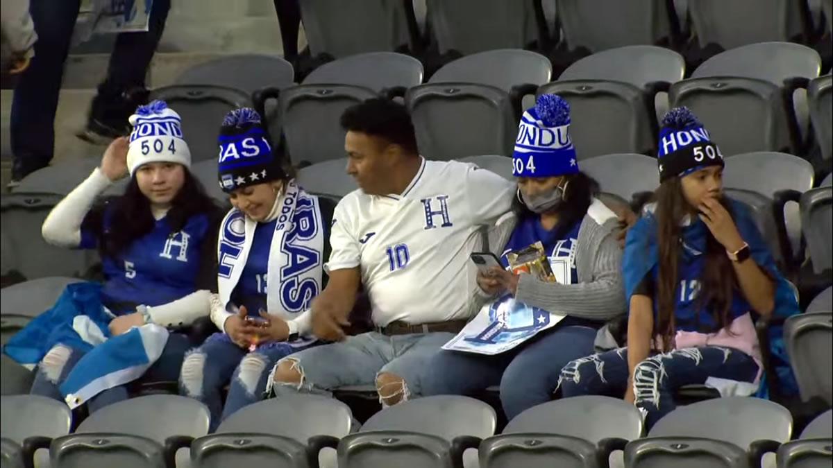 Los hondureños asistieron al estadio angelino en familia y bien identificados con los colores de la ‘H’.