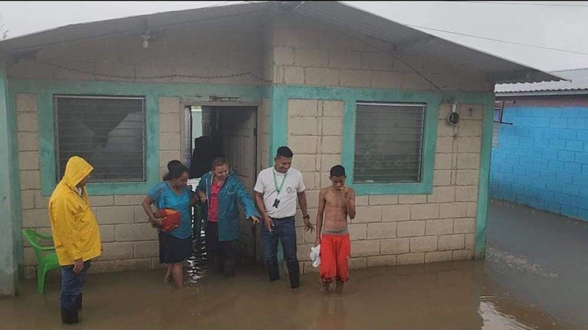 Colonias quedan inundadas por constantes lluvias en Cortés