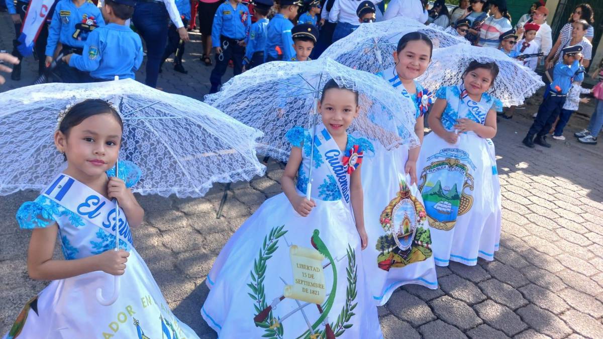 Nacaome: con patriotismo, estudiantes rinden honores a Honduras