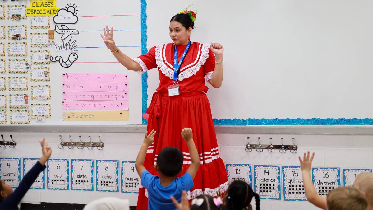 Reclutarán maestros bilingües para trabajar en Estados Unidos