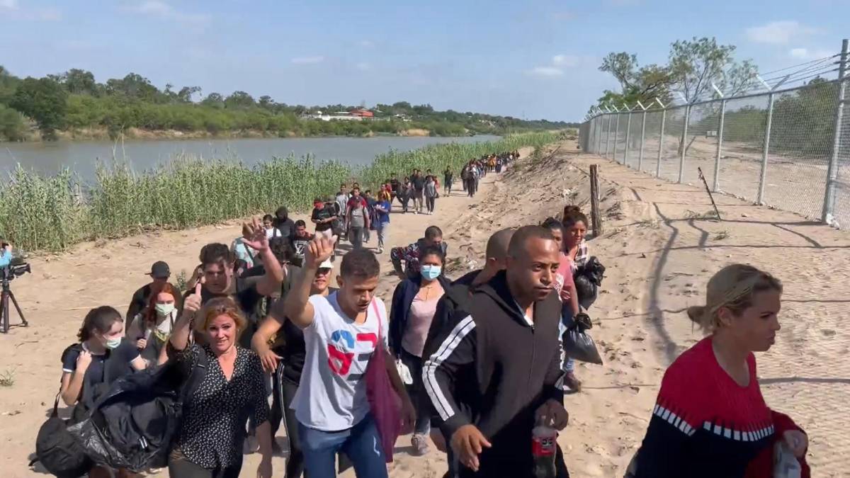 “Uno de los grupos más grandes que jamás haya visto cruzar ilegalmente en la frontera ingresa a Eagle Pass, Texas en este momento. La fila de personas se adentró tanto en los árboles que es difícil contarlos. Cientos y cientos. Coyotes guiándolos en el agua”, escribió el periodista de Fox News, Bill Melugin, junto a un video que muestra a los migrantes cruzando el río.