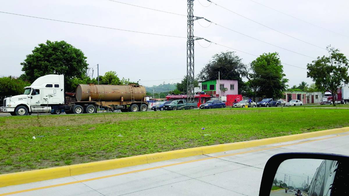 El tráfico pesado nacional destruye calles de San Pedro Sula