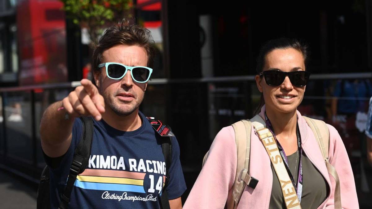 La relación de Fernando Alonso y la periodista deportiva Andrea Schlager comenzó en mayo de 2022 donde fueron fotografiados en el paddock del Gran premio de Miami de Fórmula 1.