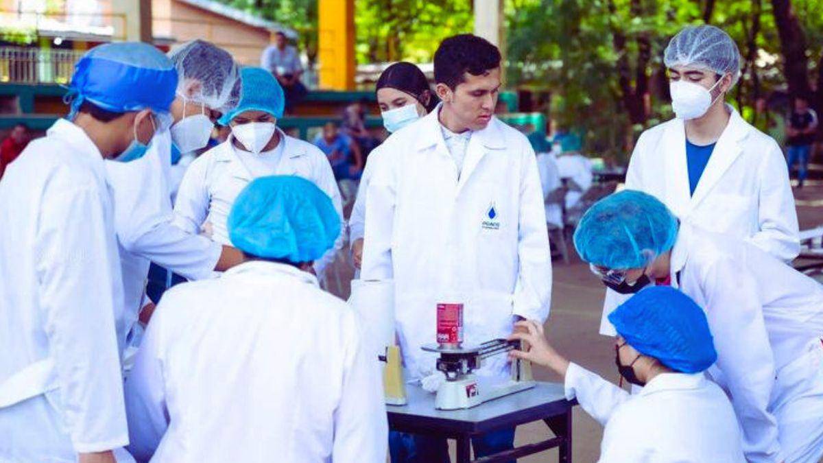 $!Los estudiantes en una de las pruebas experimentales de química.