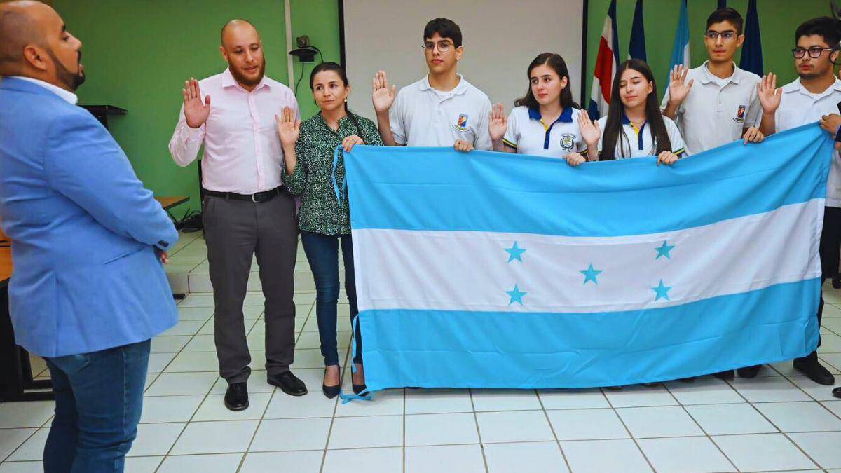 $!El ministro de Educación, Daniel Esponda juramentó a la delegación hondureña que representará al país en la Olimpiada Iberoamericana de Química en Costa Rica.