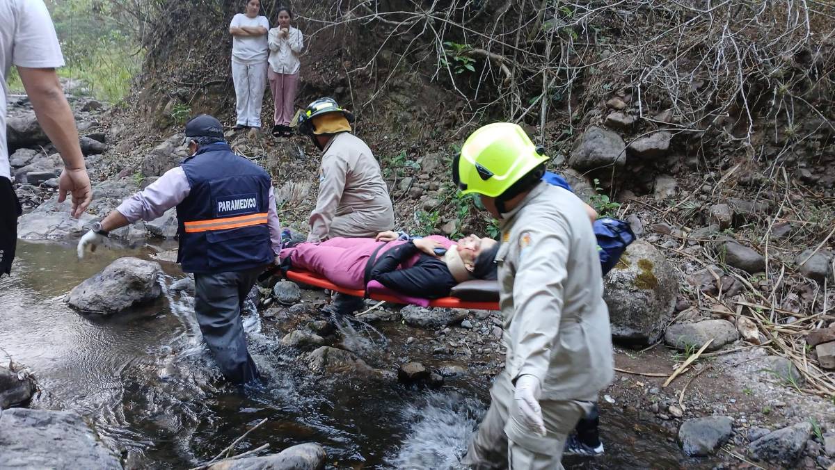 Cirujano hondureño muere en accidente; cayó a un abismo junto a su esposa