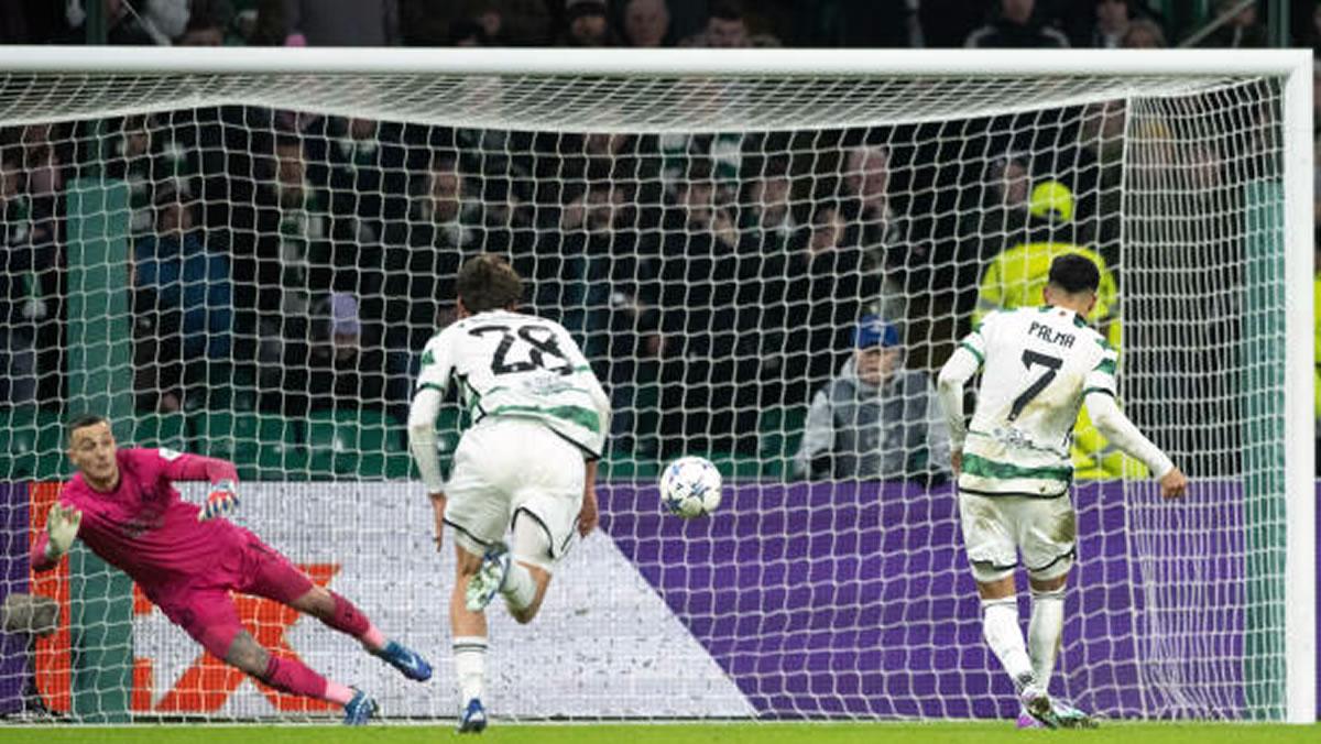 Así lanzó el penal el delantero hondureño para el 1-0 del Celtic contra el Feyenoord.