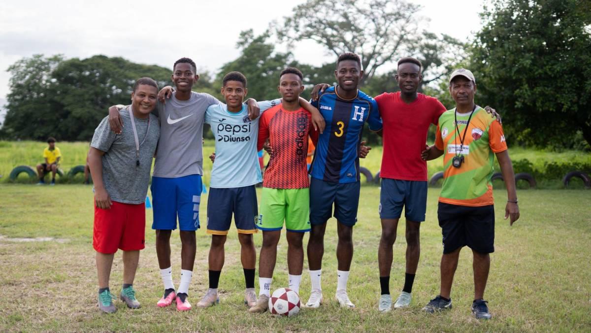 Wilmer Barrios (tío), Jean Decas (hermano) Exen Decas (primo), Wesly Decas, Jamaine Decas (hermano) y Francisco Brooks (tío), entrenando en la cancha de la Rivera Hernández. FOTO: Mauricio Ayala