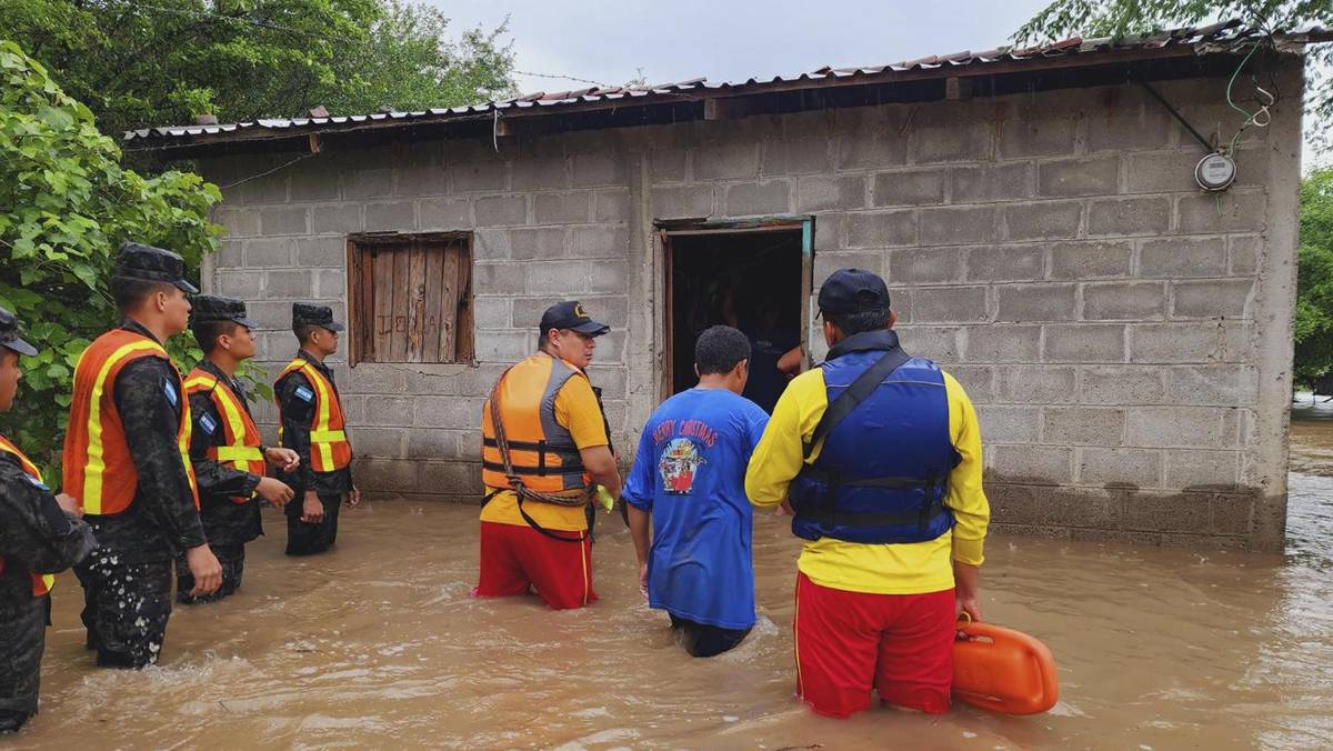Alerta roja por desbordamiento de río Goascorán; hay zonas incomunicadas