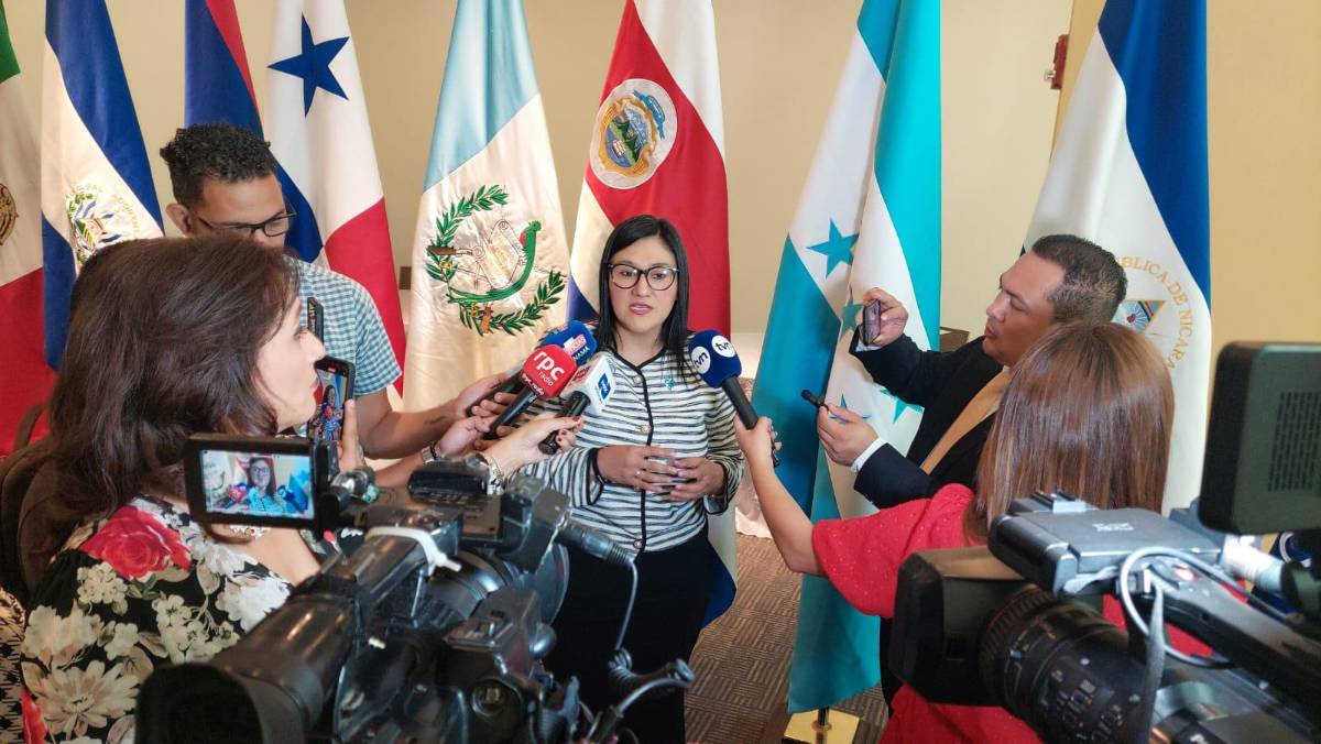Sua Martínez, titular de la Cicesct dando entrevista.