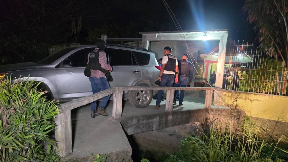 Mata a padrastro que lo crió desde los cuatro años; madre y hermano resultan heridos