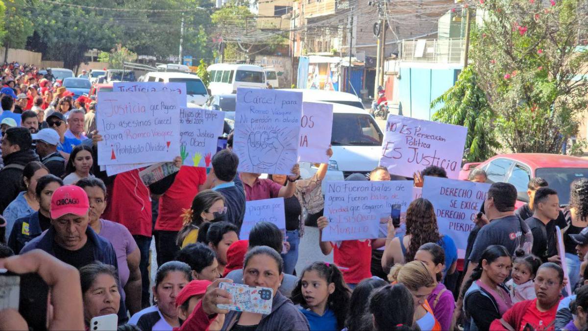 En las afueras, un grupo de simpatizantes de Libre han llegado con pancartas.