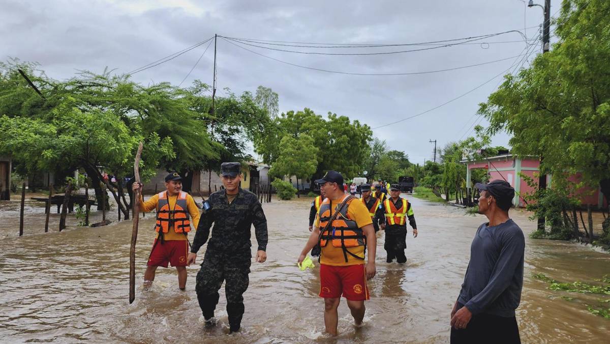 Bomberos hacen un recorrido por inundaciones en Playa Grande.