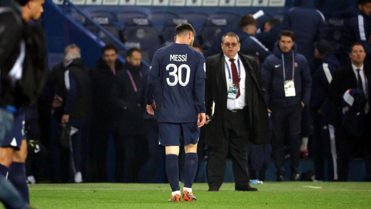 Tras la derrota ante el Lyon, Messi se fue directo al vestuario mientras sus compañeros se quedaron en el campo y agradecieron el apoyo de la afición.