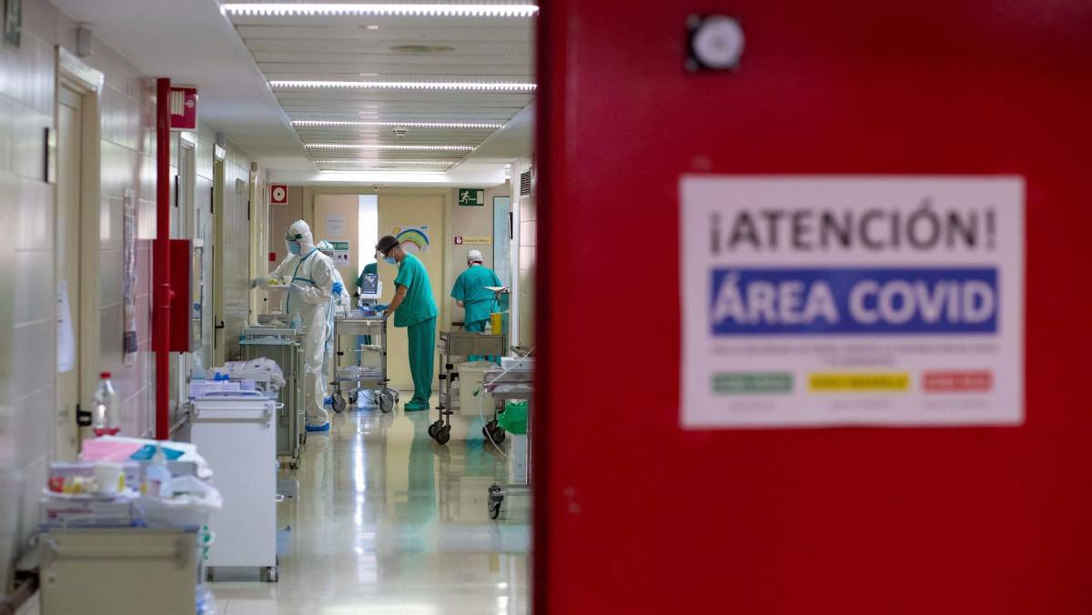 Las hospitalizaciones se reducen hasta un 45 % con la ómicron, según estudio