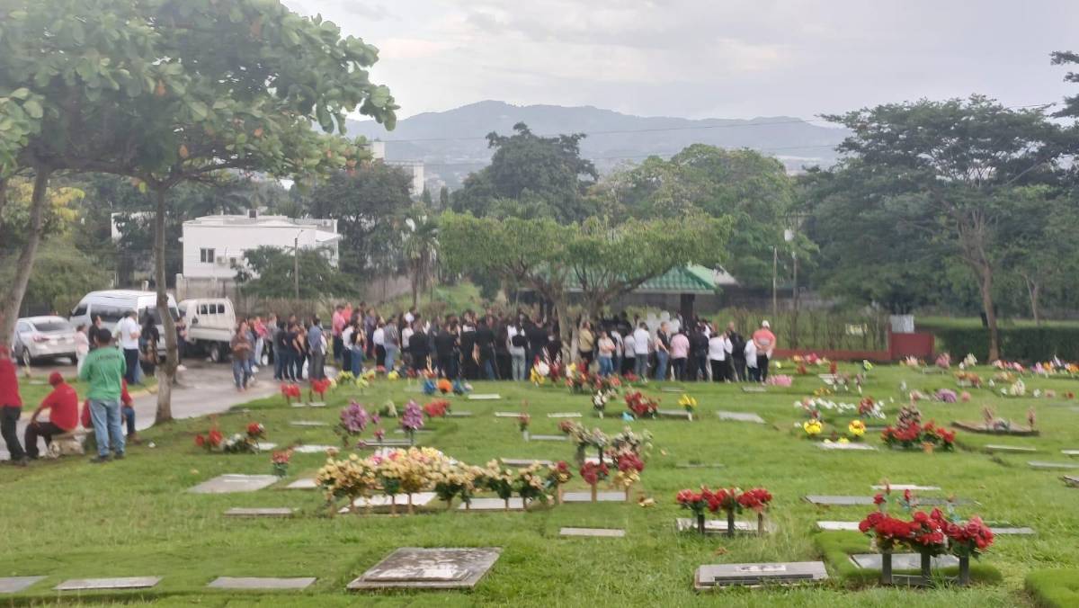 Entre llantos y dolor, despiden a la joven María Fernanda en SPS