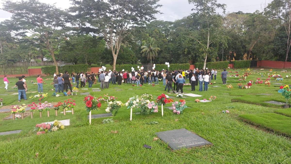 Entre llantos y dolor, despiden a la joven María Fernanda en SPS