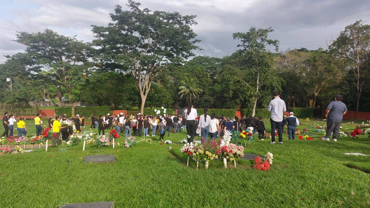 Entre llantos y dolor, despiden a la joven María Fernanda en SPS