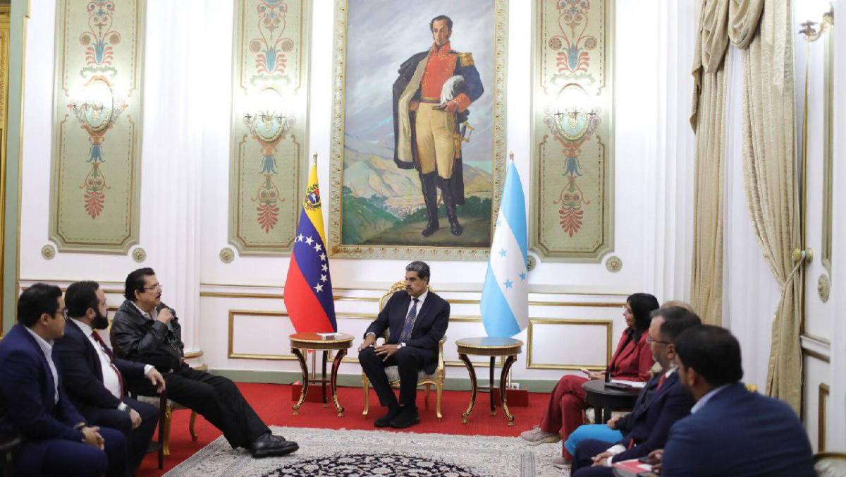 La comitiva hondureña reunida con Maduro y parte de sus asesores.