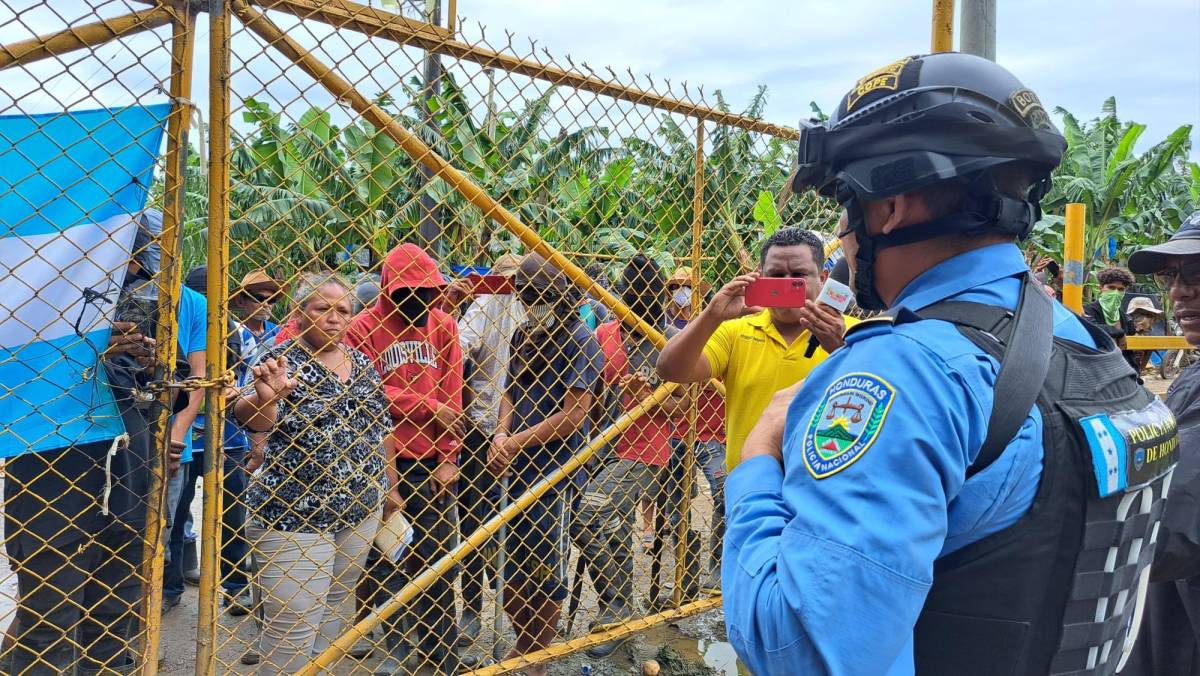 Policía Nacional persuade a invasores de fincas bananeras para que desalojen