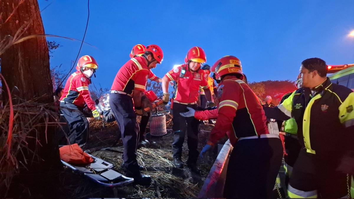 Más de 50 muertos en accidente de bus que cayó de un puente en Guatemala