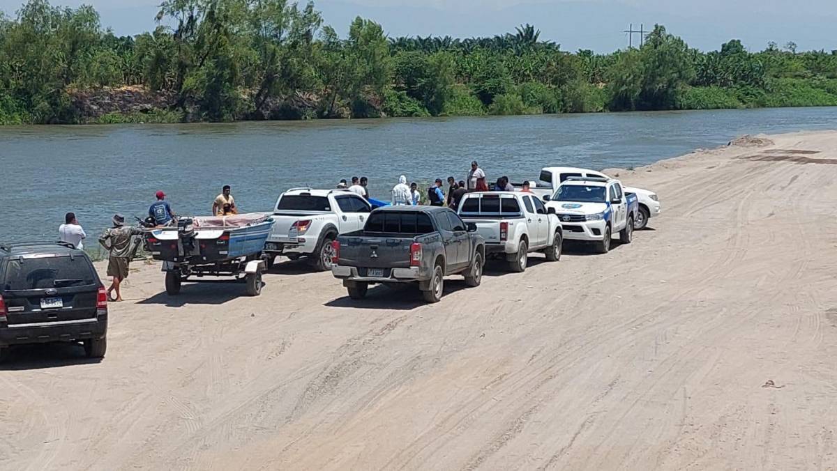 Patrullas de la Policía y bomberos cuando buscaban el cadáver de Sandro.